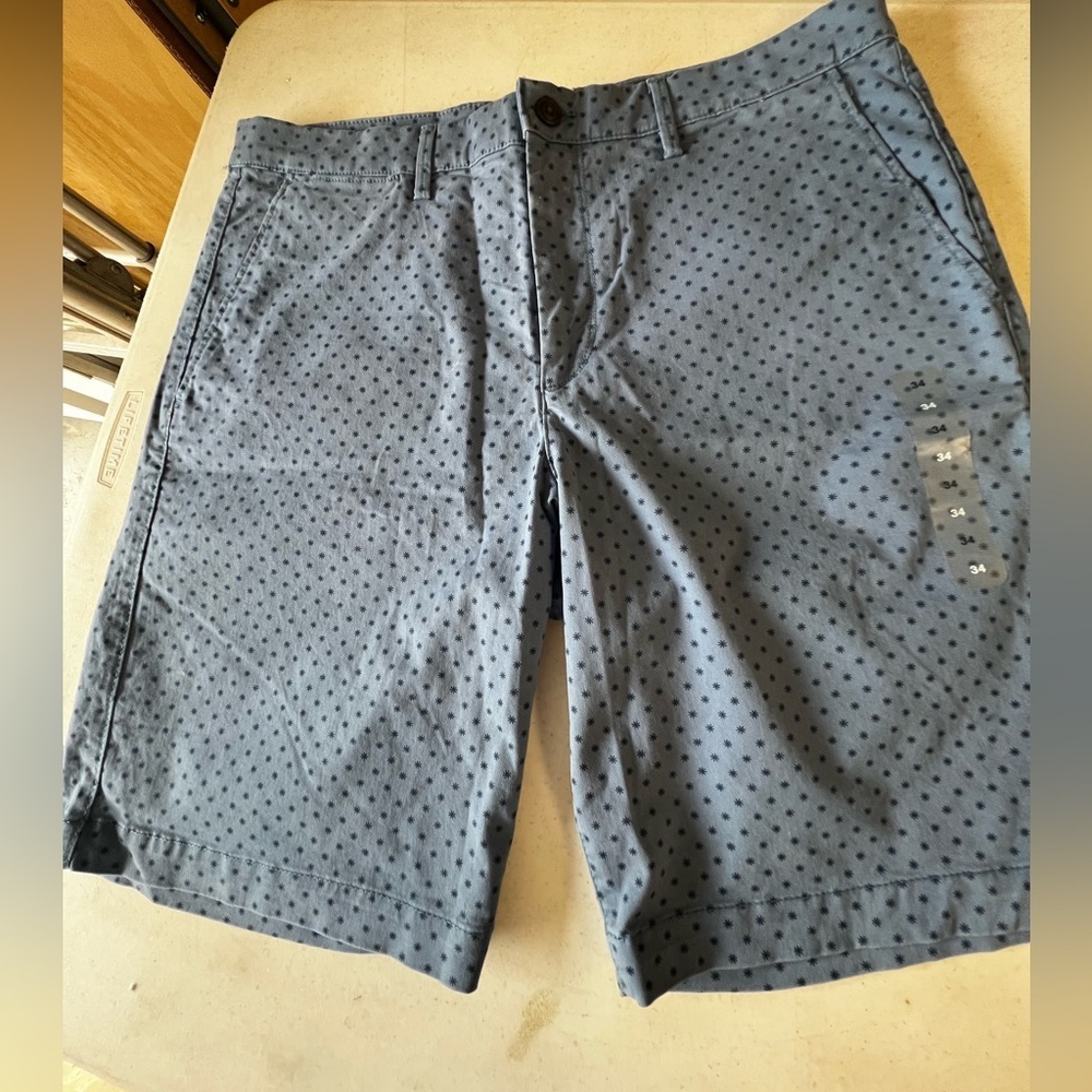 GAP MENS SHORTS SIZE 34. ESSENTIAL KHAKI 10” SHORT. TOTAL SHORT LENGTH IS 20”.